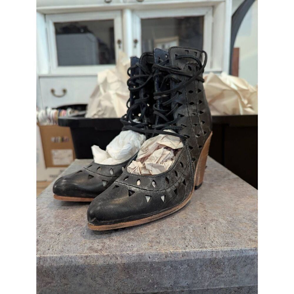 Freebird by Steven Flute Cutout Lace Up Booties Navy Leather Women’s 9 Rare NWT